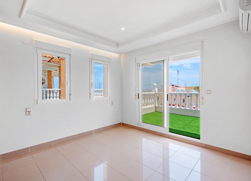 Resale - Villa - Torrevieja