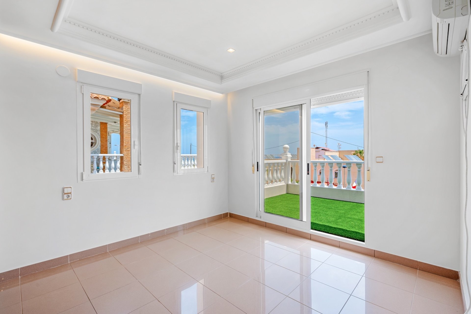 Resale - Villa - Torrevieja