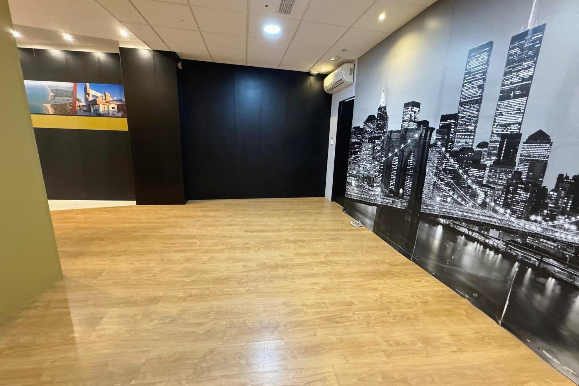 Reventa - Local Comercial - Guardamar del Segura - Avenida Pais Valenciàno