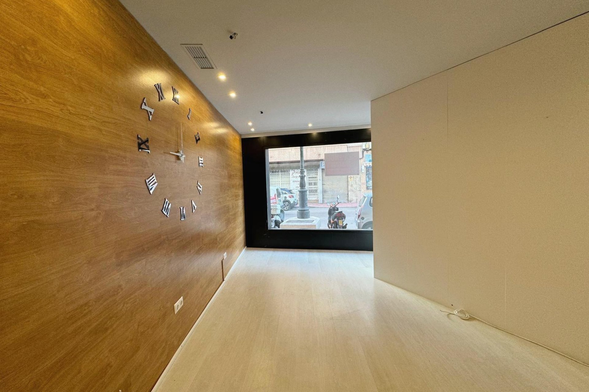 Reventa - Local Comercial - Guardamar del Segura - Avenida Pais Valenciàno