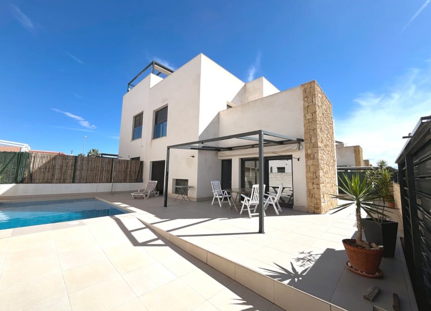 Reventa - Villa / Casa - Ciudad Quesada - Pueblo Bravo