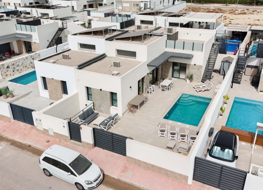 Reventa - Villa / Casa - Daya Nueva - Pueblo