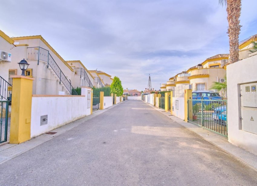 Reventa - Villa / Casa - Los Montesinos - La Herrada