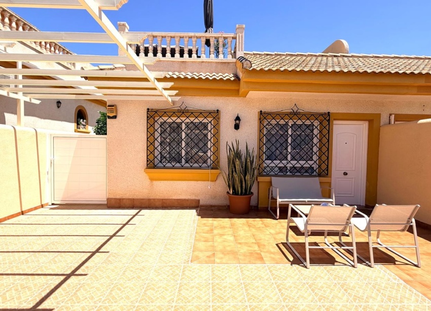 Reventa - Villa / Casa - Los Montesinos - Urbanizacion montesol