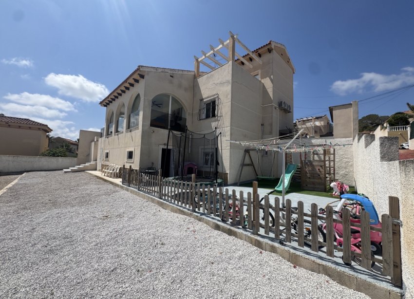 Reventa - Villa / Casa - San Miguel de Salinas