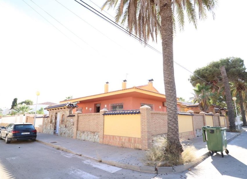 Reventa - Villa - Orihuela Costa - MUY CERCA DE LA PLAYA