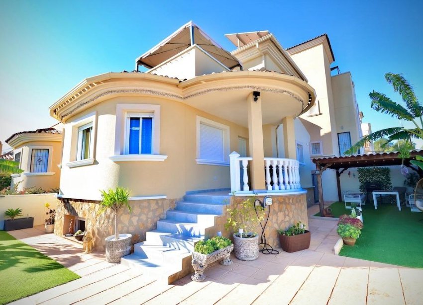 Reventa - Villa - San Miguel de Salinas - Residencial los flamencos