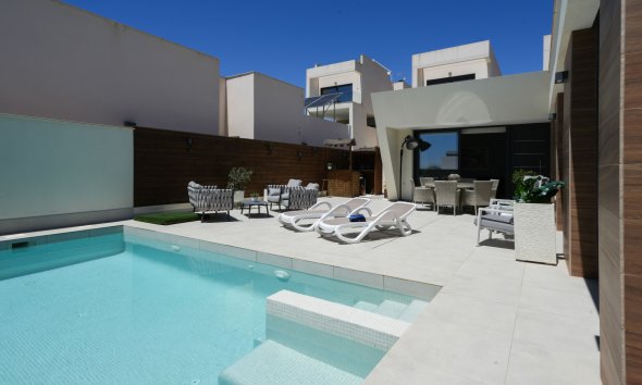 Villa / House - Resale - Benijofar - Pueblo