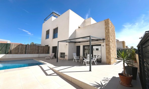 Villa / House - Resale - Ciudad Quesada - Pueblo Bravo