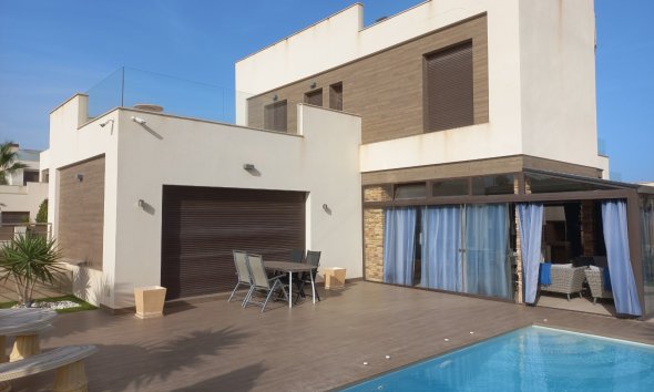 Villa - Resale - Torrevieja - Aguas Nuevas