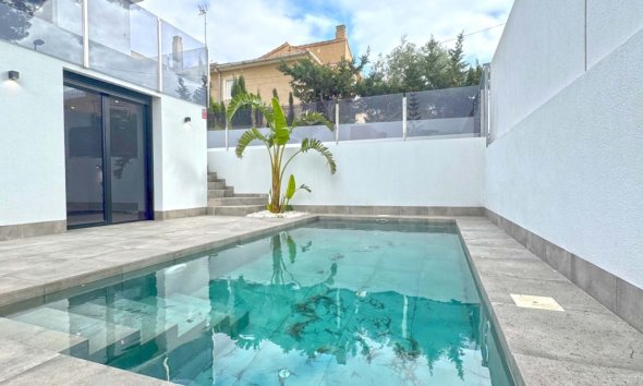 Villa - Resale - Torrevieja - MR-12104