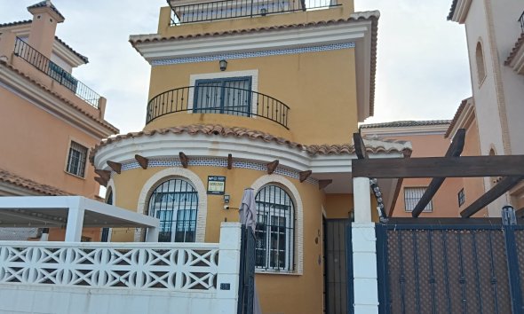 Villa - Reventa - Los Montesinos - La Herrada