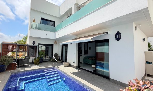 Villa - Reventa - Los Montesinos - La Herrada