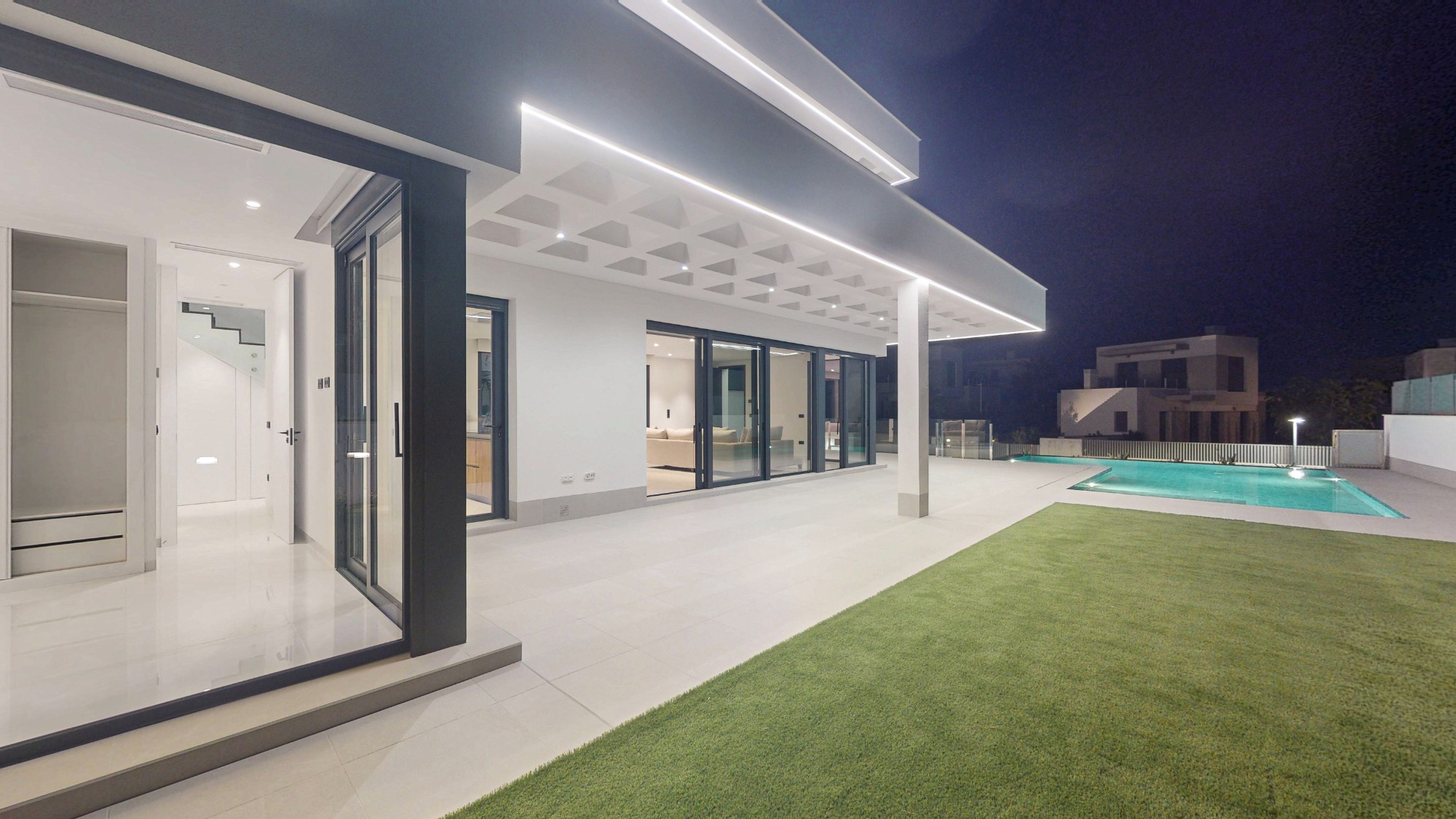 Infinity pool and pergola terrace at a villa in Finestrat