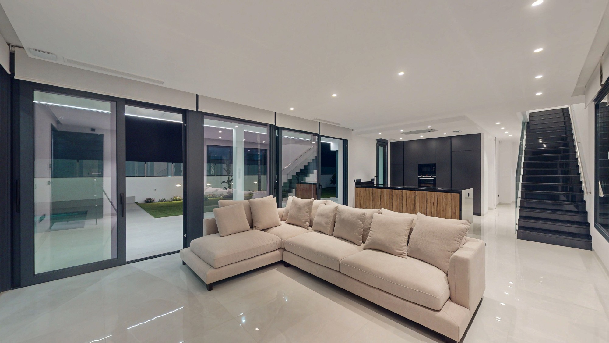 Kitchen with granite peninsula and integrated appliances in a Finestrat villa
