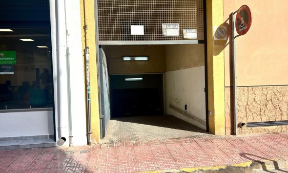 Resale - Parking Space / Garage - Torrevieja - Centro