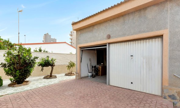 Resale - Villa - Torrevieja - Nueva Torrevieja