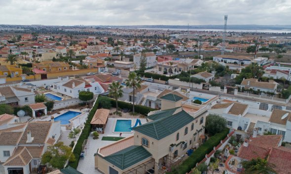 Resale - Villa - Torrevieja - El Chaparral