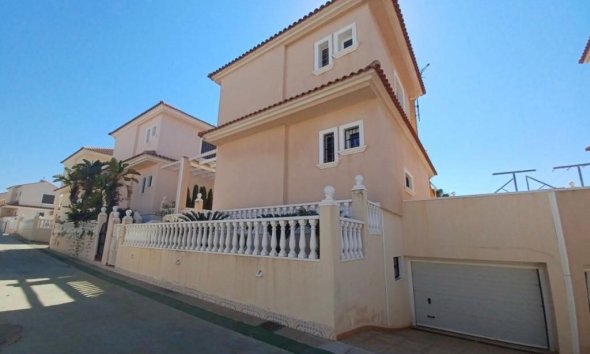 Resale - Villa - Torrevieja