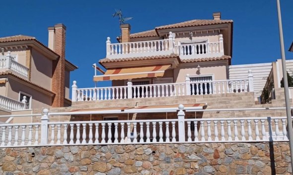 Resale - Villa - Torrevieja