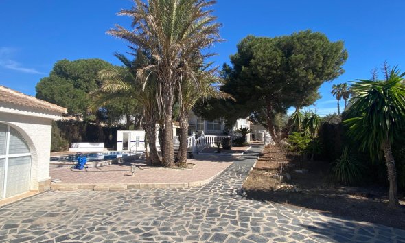 Resale - Villa - Torrevieja - El Chaparral