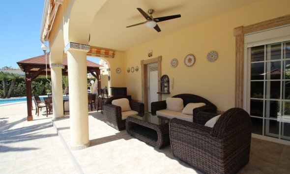 Resale - Villa - Torrevieja - Punta Prima