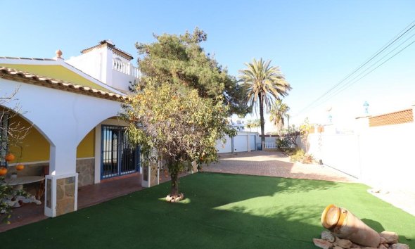 Resale - Villa - Orihuela Costa - Los Dolses