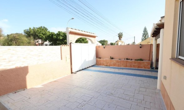 Resale - Villa - Torrevieja - La Siesta - El Salado - Torreta