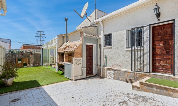 Resale - Villa - Torrevieja