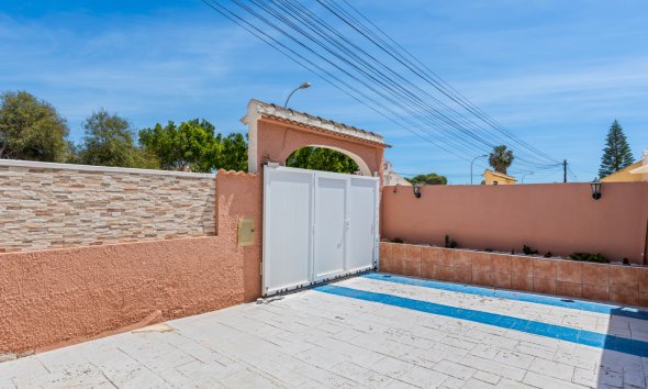 Resale - Villa - Torrevieja