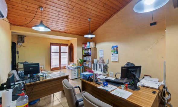 Resale - Commercial premises / Commercial unit / Retail space - Torrevieja - Playa del cura