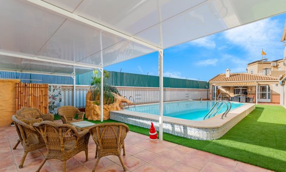 Resale - Villa - Torrevieja