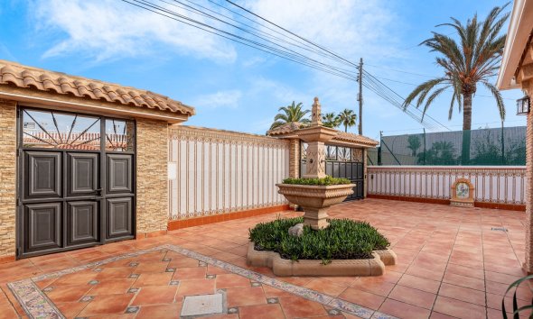 Resale - Villa - Torrevieja