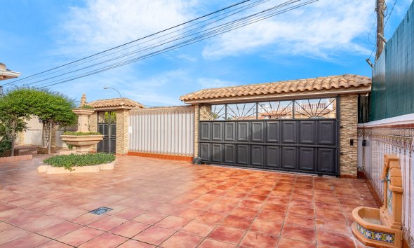 Resale - Villa - Torrevieja