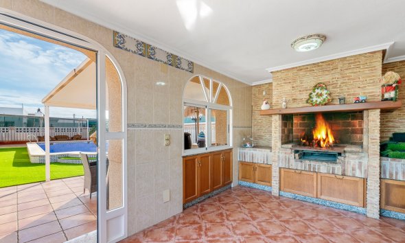 Resale - Villa - Torrevieja