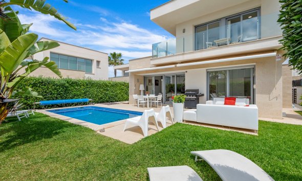 Resale - Villa - Orihuela Costa - Vistabella Golf
