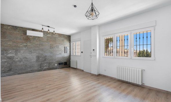 Resale - Villa - Torrevieja - Aguas Nuevas