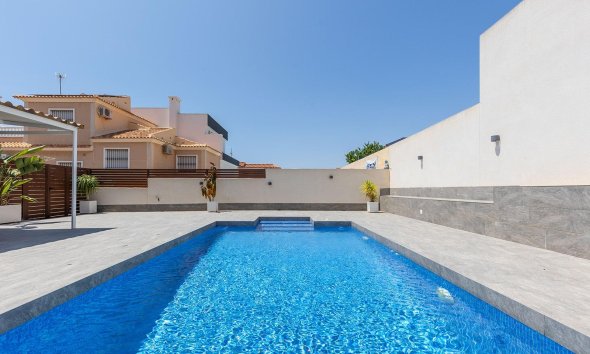 Resale - Villa - Torrevieja - Aguas Nuevas