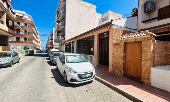 Resale - Villa - Torrevieja - Playa de los Locos