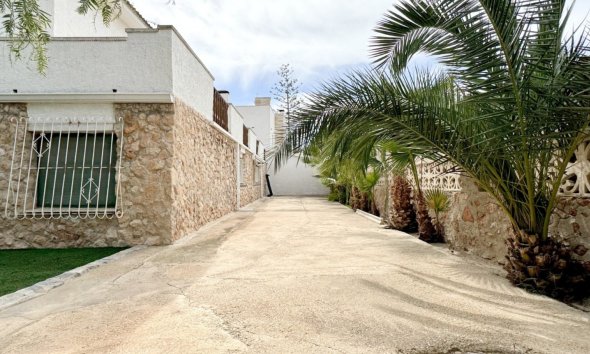 Resale - Villa - Orihuela Costa - La Zenia