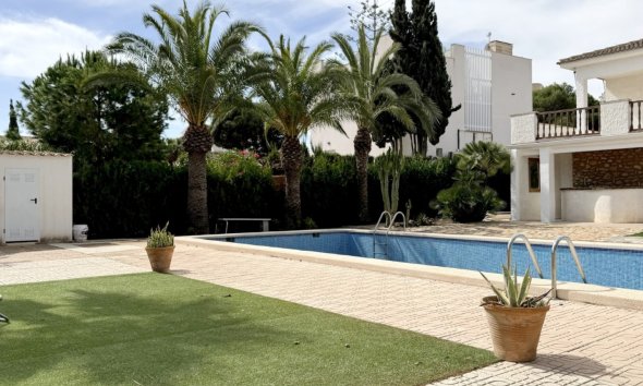 Resale - Villa - Orihuela Costa - La Zenia