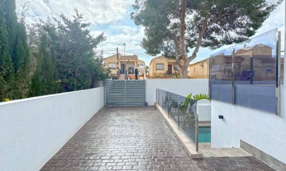 Resale - Villa - Torrevieja - Los Balcones - Los Altos del Edén