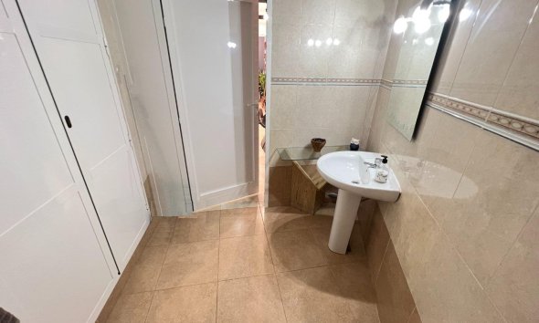 Resale - Commercial premises / Commercial unit / Retail space - Guardamar del Segura - CENTRO