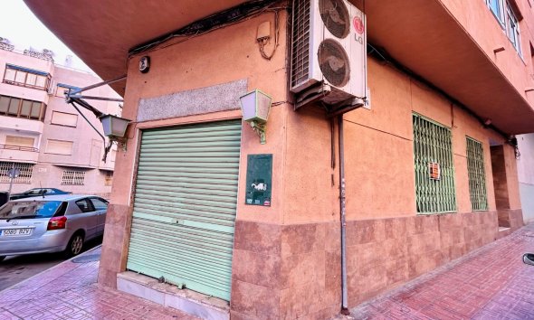 Resale - Commercial premises / Commercial unit / Retail space - Torrevieja - Center Torrevieja