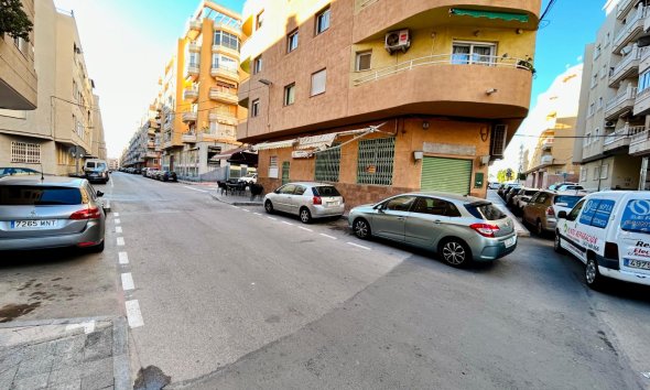 Resale - Commercial premises / Commercial unit / Retail space - Torrevieja - Center Torrevieja