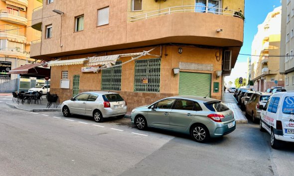 Resale - Commercial premises / Commercial unit / Retail space - Torrevieja - Center Torrevieja