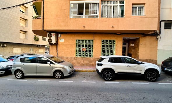 Resale - Commercial premises / Commercial unit / Retail space - Torrevieja - Center Torrevieja