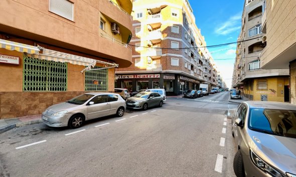 Resale - Commercial premises / Commercial unit / Retail space - Torrevieja - Center Torrevieja