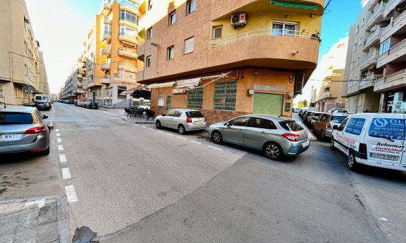 Resale - Commercial premises / Commercial unit / Retail space - Torrevieja - Center Torrevieja