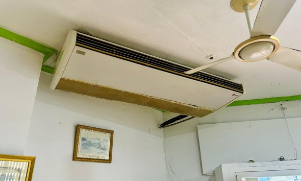 Resale - Commercial premises / Commercial unit / Retail space - Torrevieja - Center Torrevieja